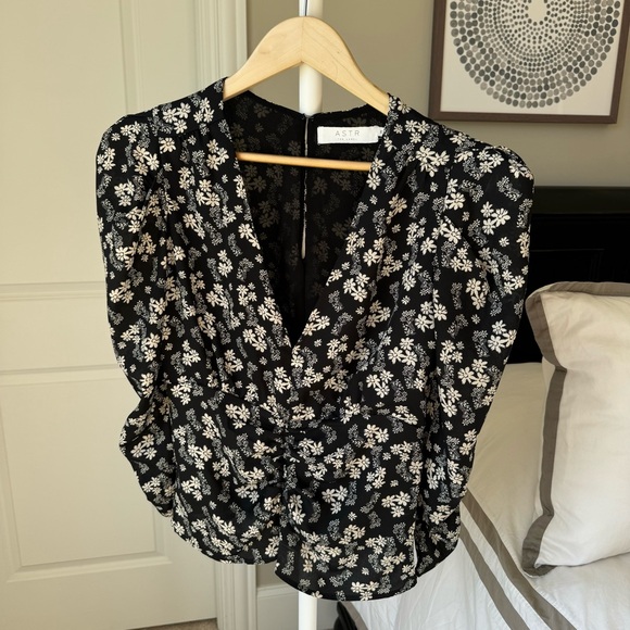 ASTR Ruched Sleeve Ditzy Floral Blouse - Picture 7 of 12